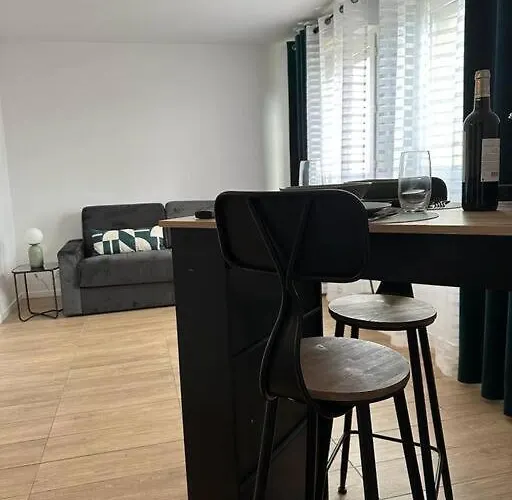 Cosy Moderne Chaleureux Equipe Proche Tram